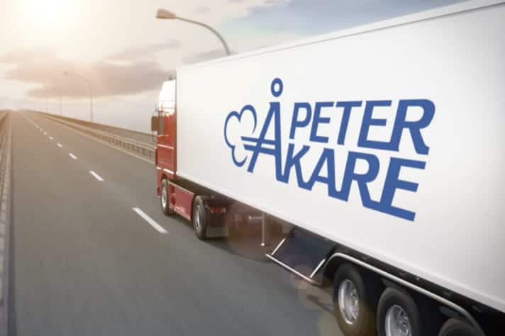 Vit lastbil från Flyttfirma Peter Åkare