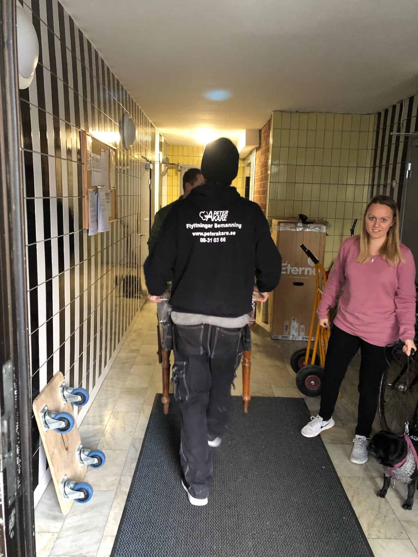 Flyttarbetare från Flyttfirma Peter Åkare flyttar möbler i Årsta