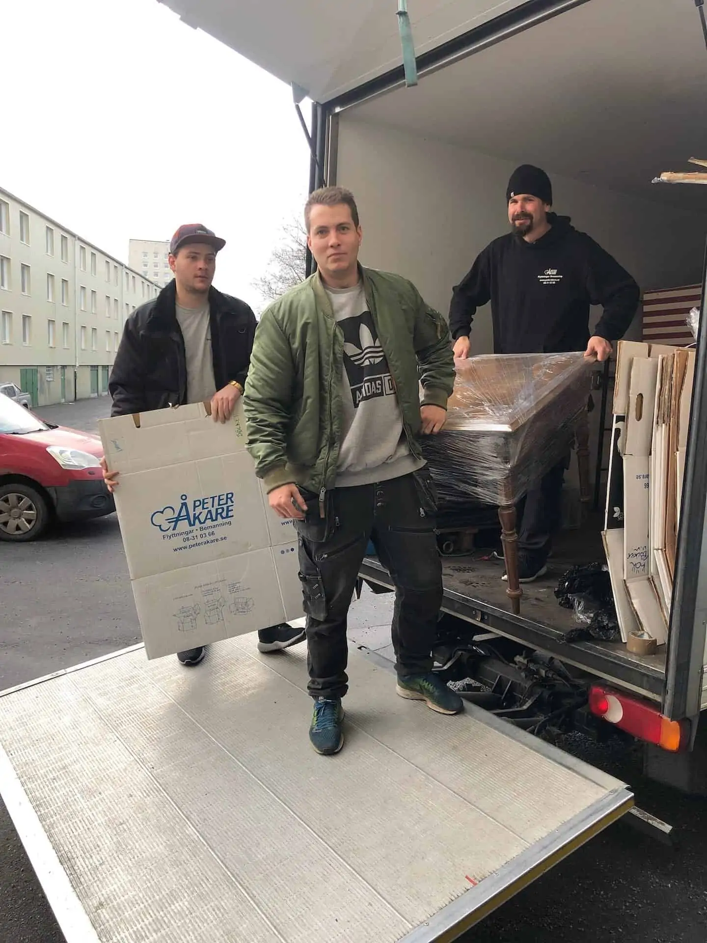 Flyttarbetare från Flyttfirma Peter Åkare flyttar möbler i Årsta