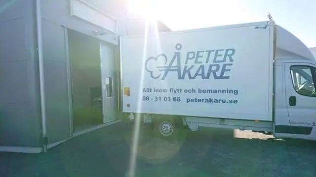 Flyttbil från flyttfirma Peter Åkare AB utanför garageport