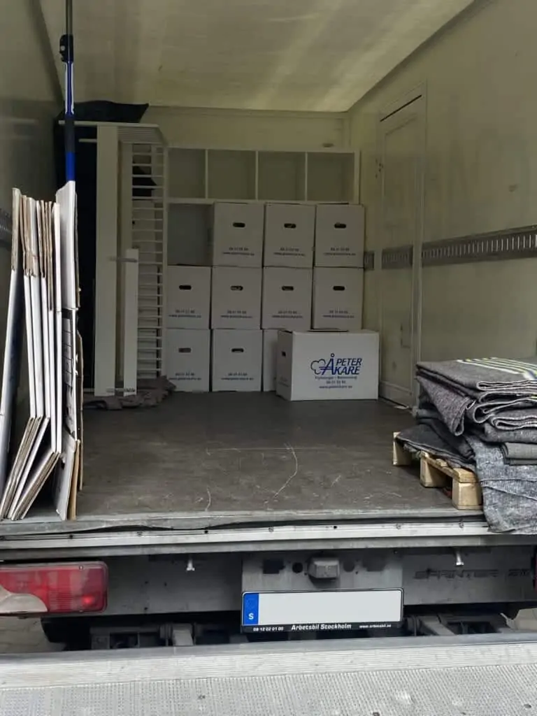 Staplade flyttlådor i lastutrymme på flyttbil från Flyttfirma Peter Åkare AB.