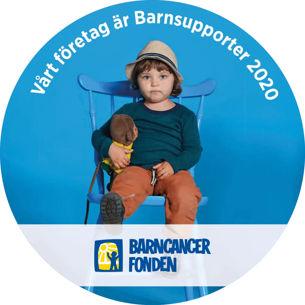 Barnsupportermärket - Barncancerfonden. På bilden syns ett barn sittandes på en stol med ett mjukisdjur i handen.
