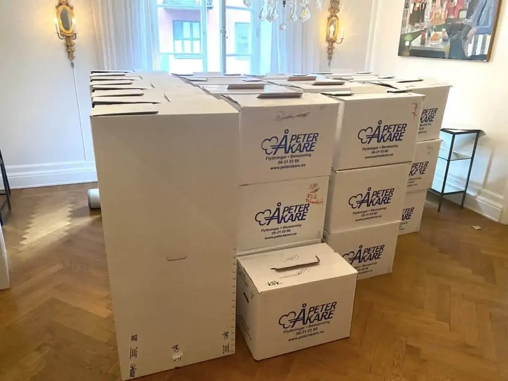 Flyttlådor från Flyttfirma Peter Åkare staplade i lägenhet i Stockholm