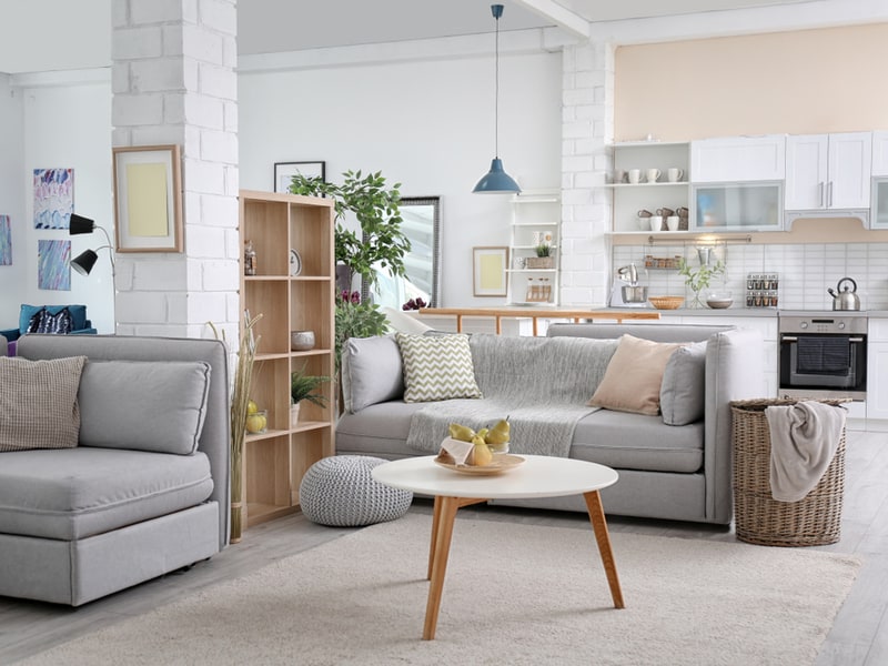 Interiörbild från bostad. Ljust rum modernt möblerat i vitt och grått.