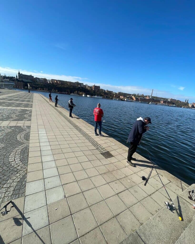 Flyttarbetare på Flyttfirma Peter Åkare står vid vattnet och fiskar under en paus
